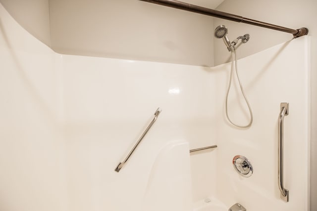 interior details with tub / shower combination