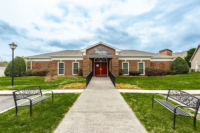 view of front facade with a front yard