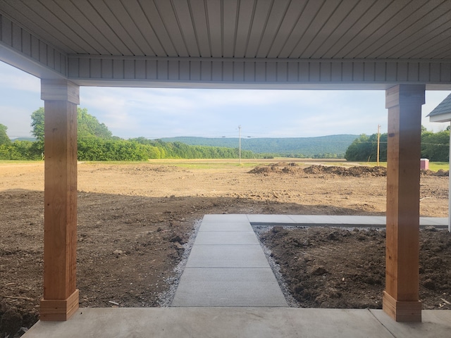 view of yard featuring a mountain view