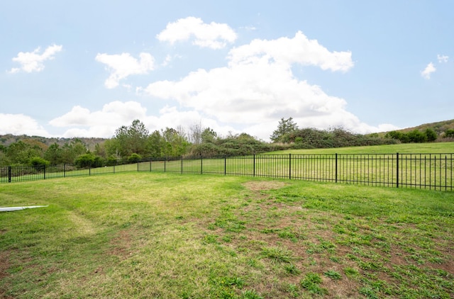 view of yard featuring a rural view