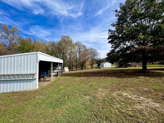 view of yard with an outbuilding