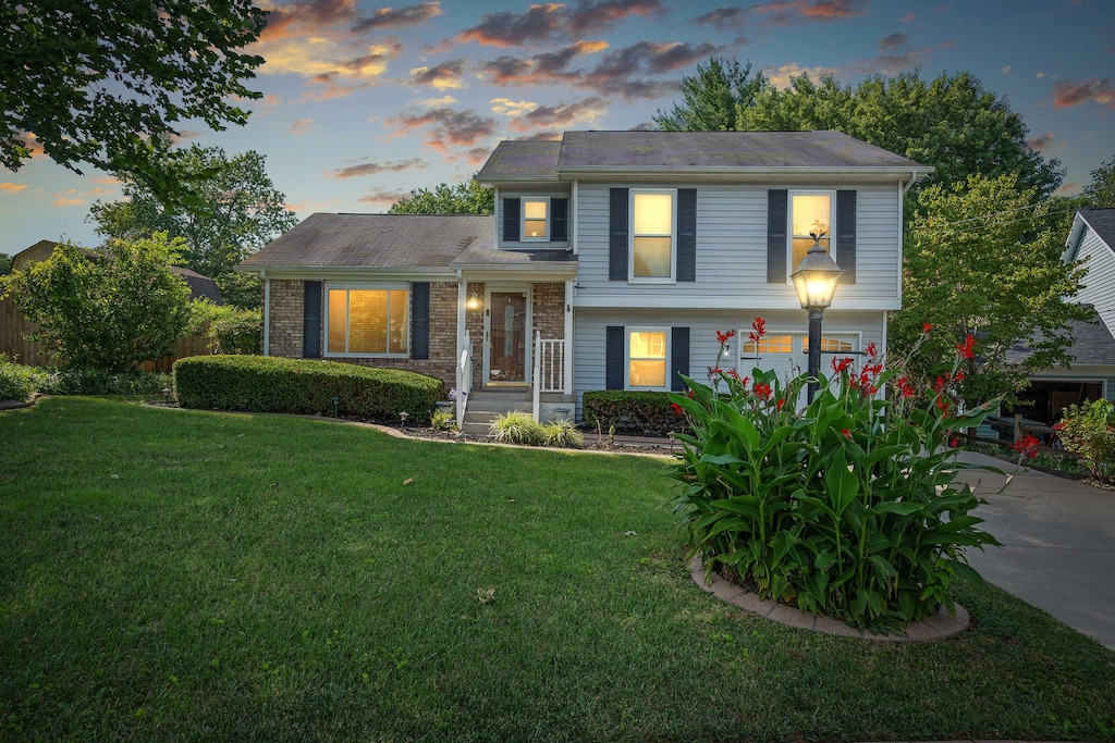 view of front of house featuring a yard