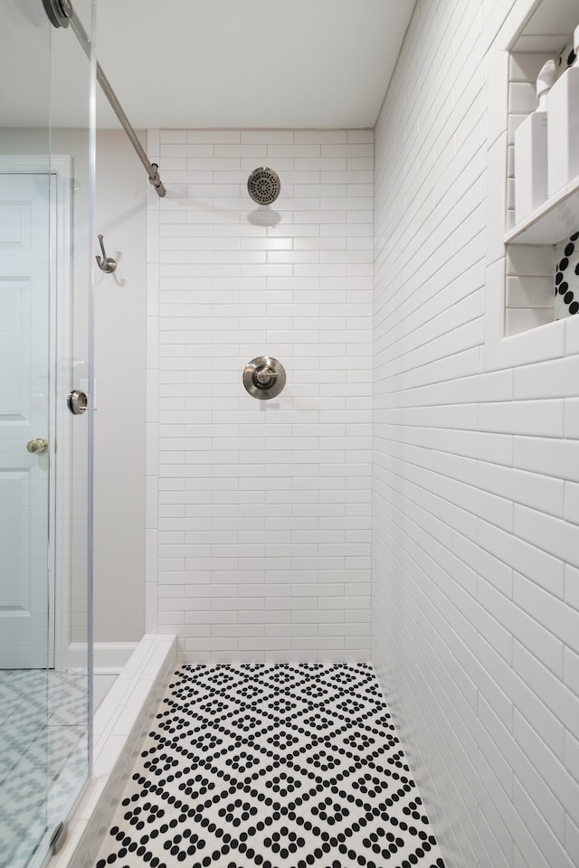 bathroom featuring a tile shower