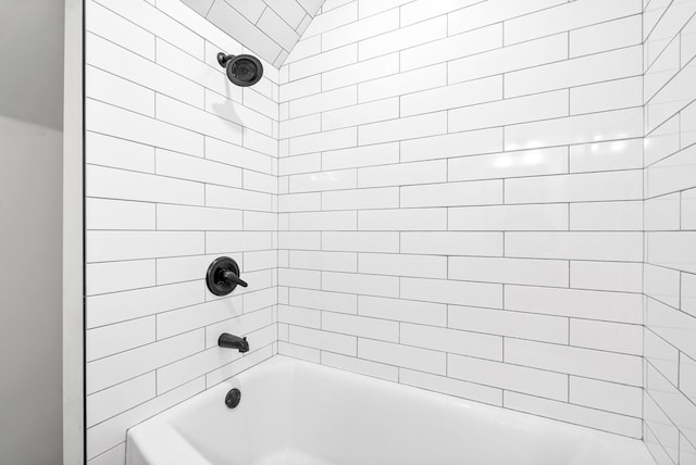 bathroom featuring tiled shower / bath