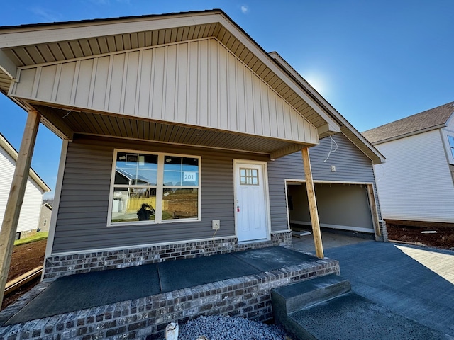 view of front of house featuring covered porch