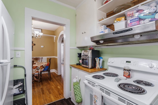 kitchen with white appliances, crown molding, dark hardwood / wood-style flooring, and a notable chandelier