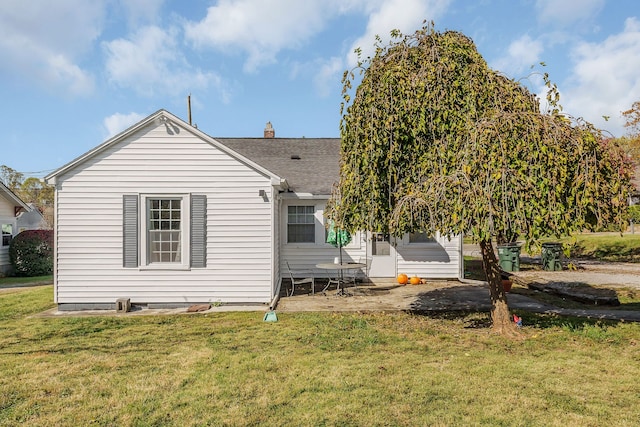 back of house featuring a yard