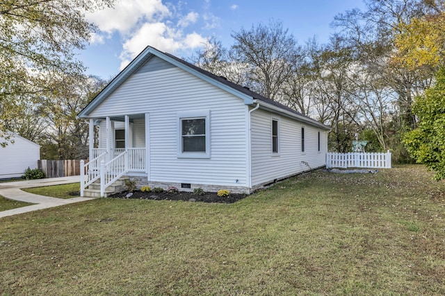 view of front of home featuring a front yard