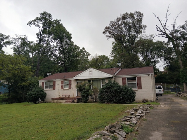 single story home with a front yard