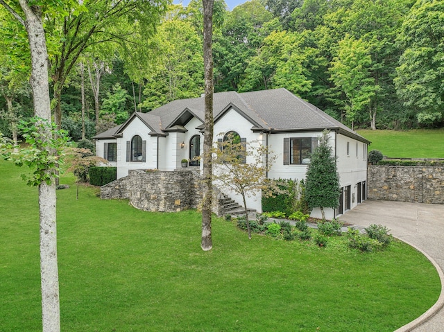 view of front of property with a front yard