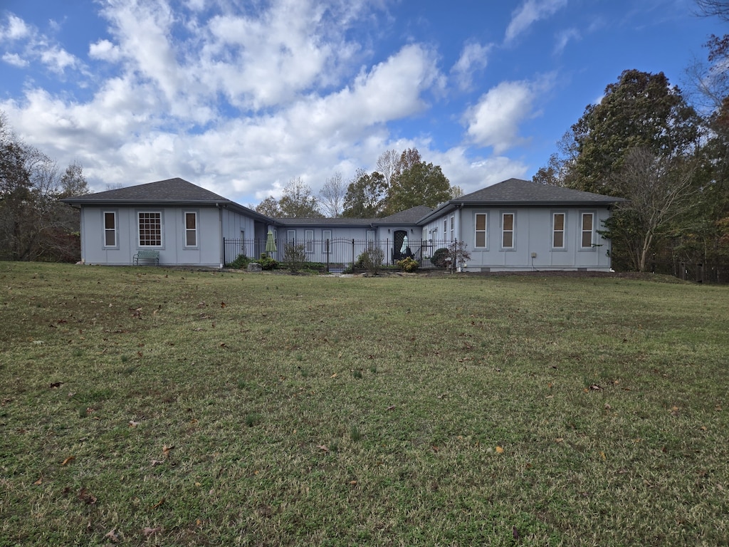 view of front of property featuring a front yard