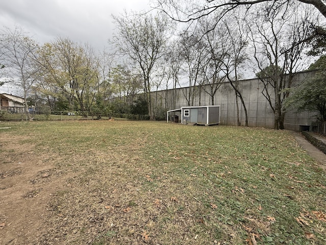 view of yard featuring an outdoor structure