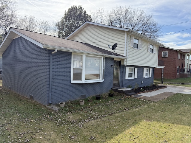 split level home featuring a front lawn