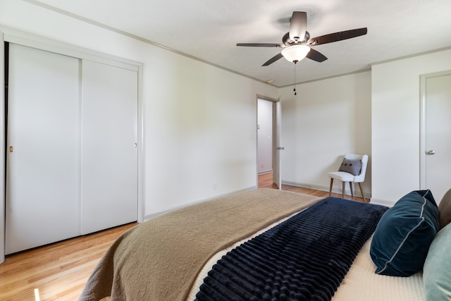 bedroom with a closet, light wood-type flooring, and ceiling fan