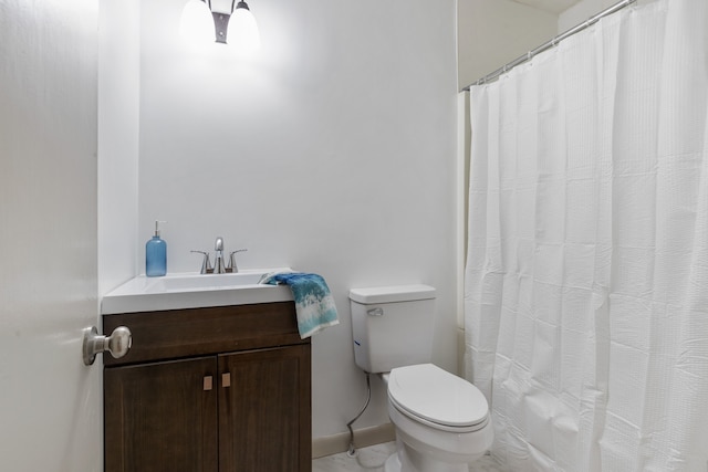 bathroom with curtained shower, vanity, and toilet