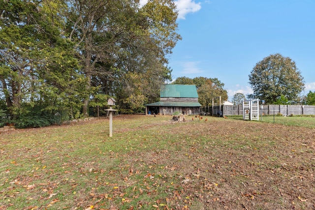 view of yard with an outdoor structure