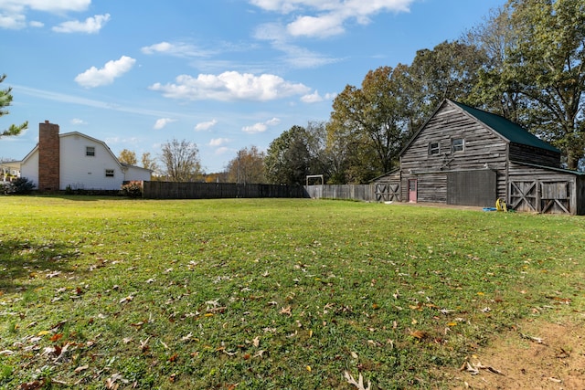 view of yard with an outdoor structure