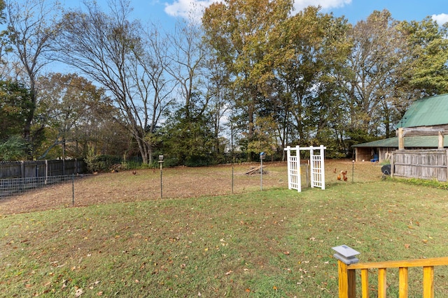 view of yard featuring an outdoor structure