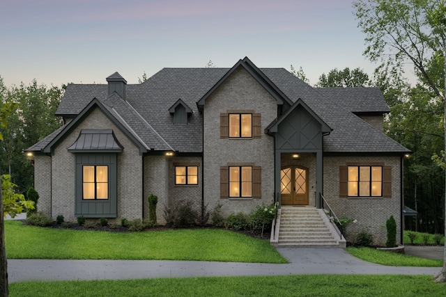 view of front of property featuring a lawn