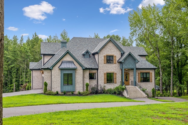 view of front of house with a front lawn