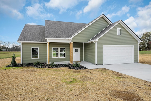 view of front of property featuring a front lawn