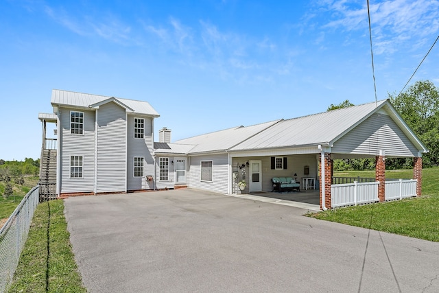 view of front of home featuring a front lawn