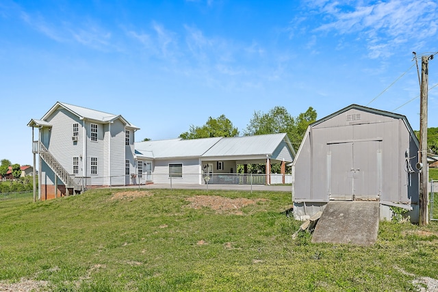 view of yard featuring a storage shed