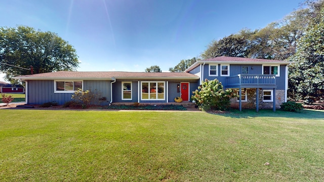 view of front of home with a front lawn