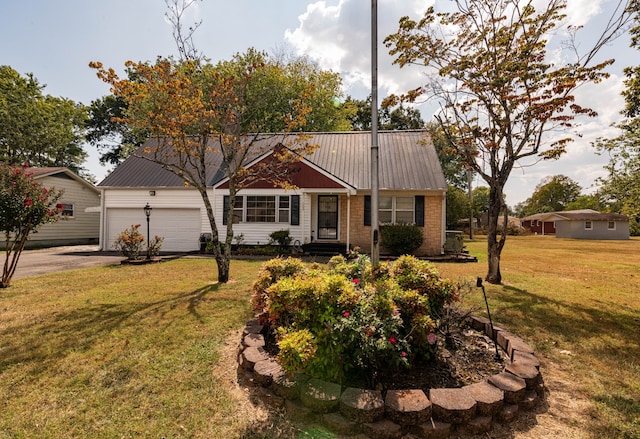 view of front of property featuring a front lawn