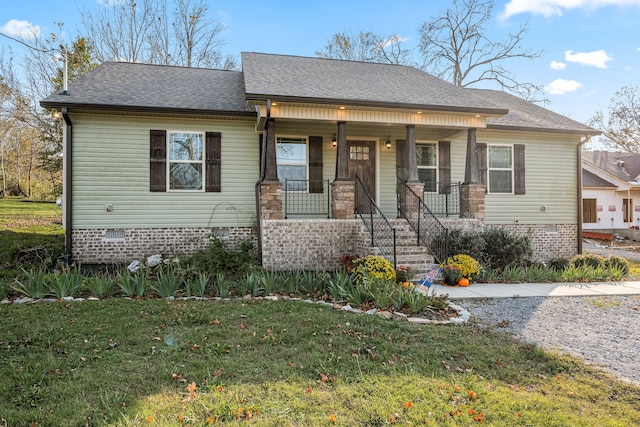 view of front of property featuring a front lawn and covered porch