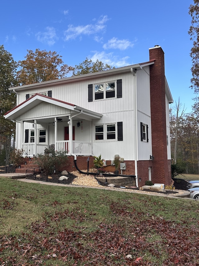 view of front facade with a front lawn and covered porch