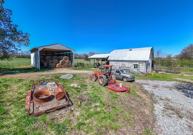 view of yard with an outdoor structure