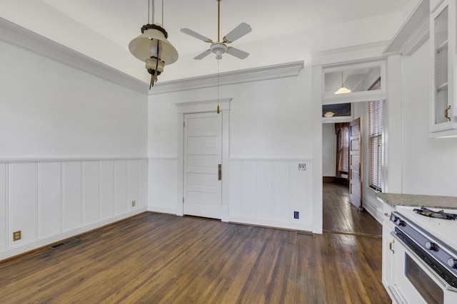 interior space featuring crown molding, dark hardwood / wood-style floors, and ceiling fan