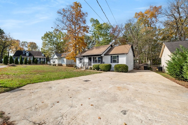 view of front facade with a front yard