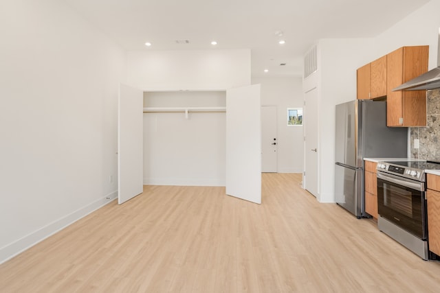 kitchen with stainless steel appliances, light hardwood / wood-style floors, backsplash, and exhaust hood