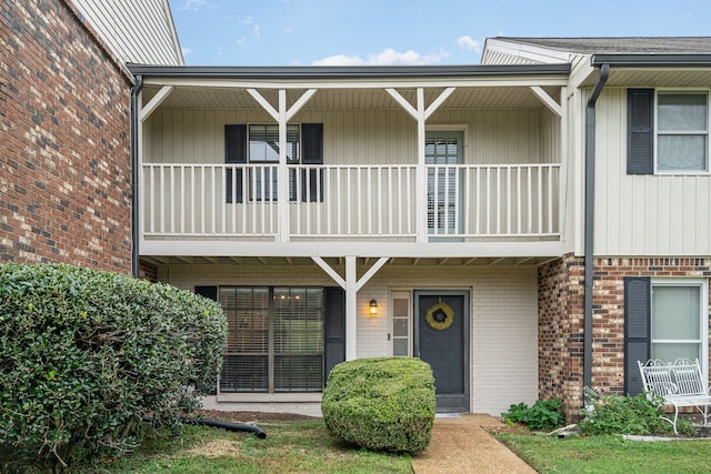 view of front of house with a balcony