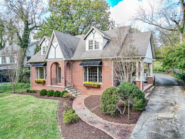 view of front facade with a front yard