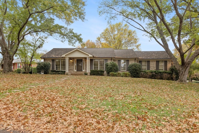 ranch-style house featuring a front lawn