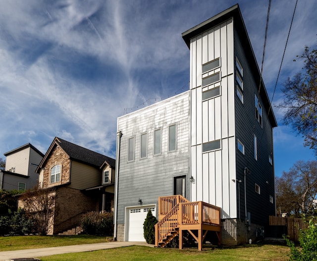 view of front facade with a garage and a front lawn