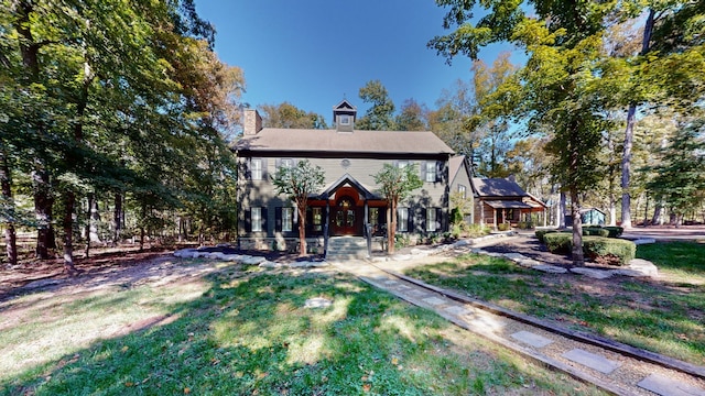 view of front of house featuring a front lawn