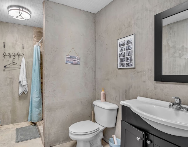 bathroom with curtained shower, vanity, and toilet