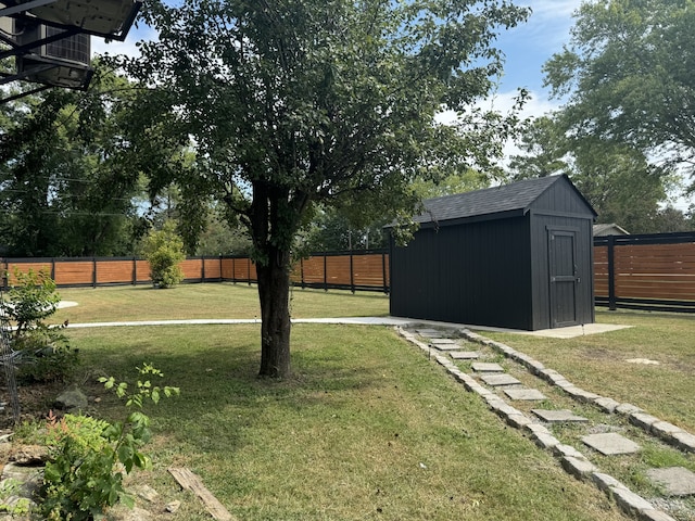 view of yard featuring a storage shed