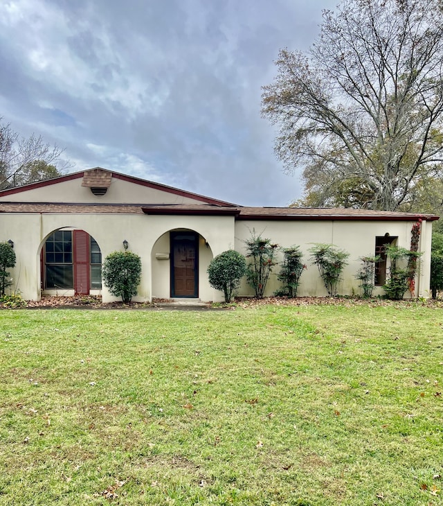 view of front of house featuring a front yard