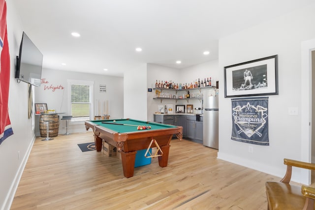 playroom featuring pool table, light hardwood / wood-style flooring, and indoor bar