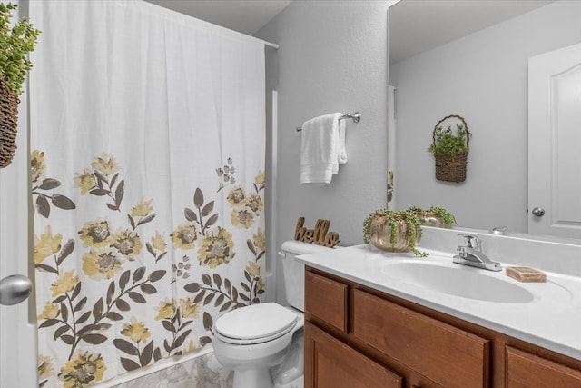 bathroom featuring a shower with shower curtain, vanity, and toilet