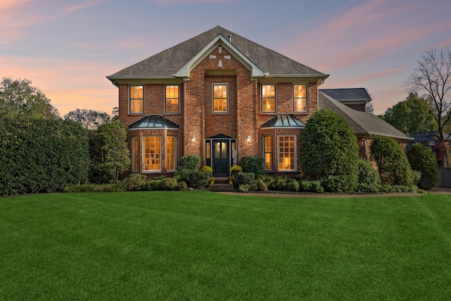 view of front of property featuring a yard