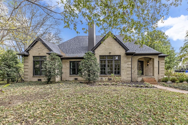 view of front of property featuring a front lawn