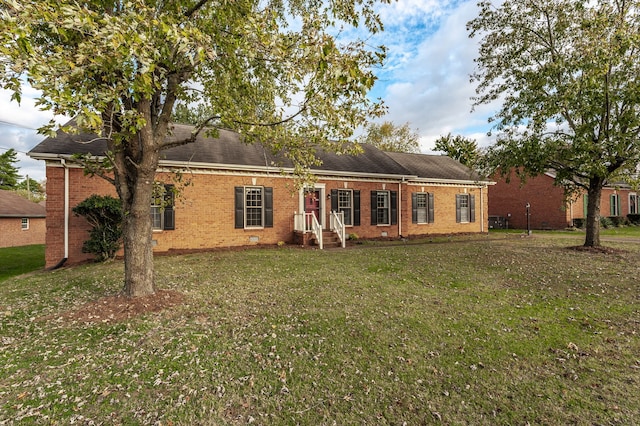 view of front of home featuring a front lawn