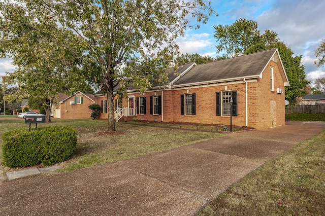 view of front facade with a front lawn