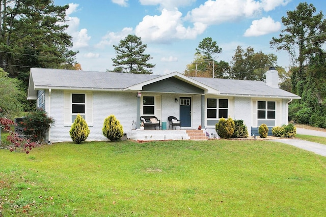 ranch-style house featuring a front lawn